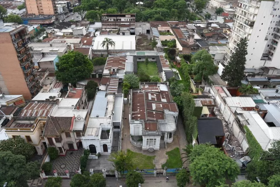 EL ENTORNO. La Casa Sucar ocupa el centro de la manzana. A la derecha, una de las propiedades demolidas donde se proyecta construir una torre. la gaceta / foto de diego aráoz