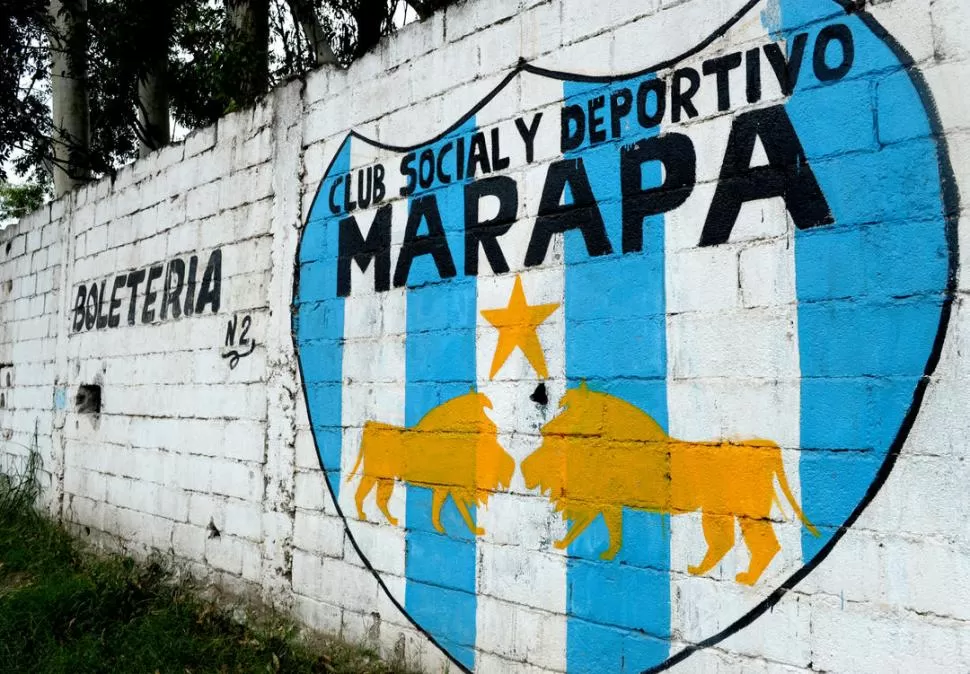 DECORACIÓN. Las paredes que rodean al estadio del “León” de Alberdi lucen murales que los hinchas pintaron con mucho esmero. El club reúne a toda la ciudad. la gaceta / fotos de FRANCO VERA