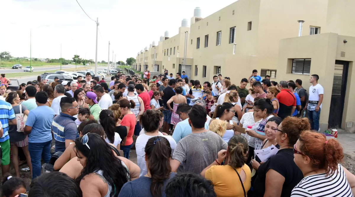 TENSIÓN EN LOMAS DE TAFÍ. Un grupo de personas que pagaron anticipos a presuntos falsos gestores se reunieron en la zona de las casas en construcción. LA GACETA / DIEGO ARAOZ