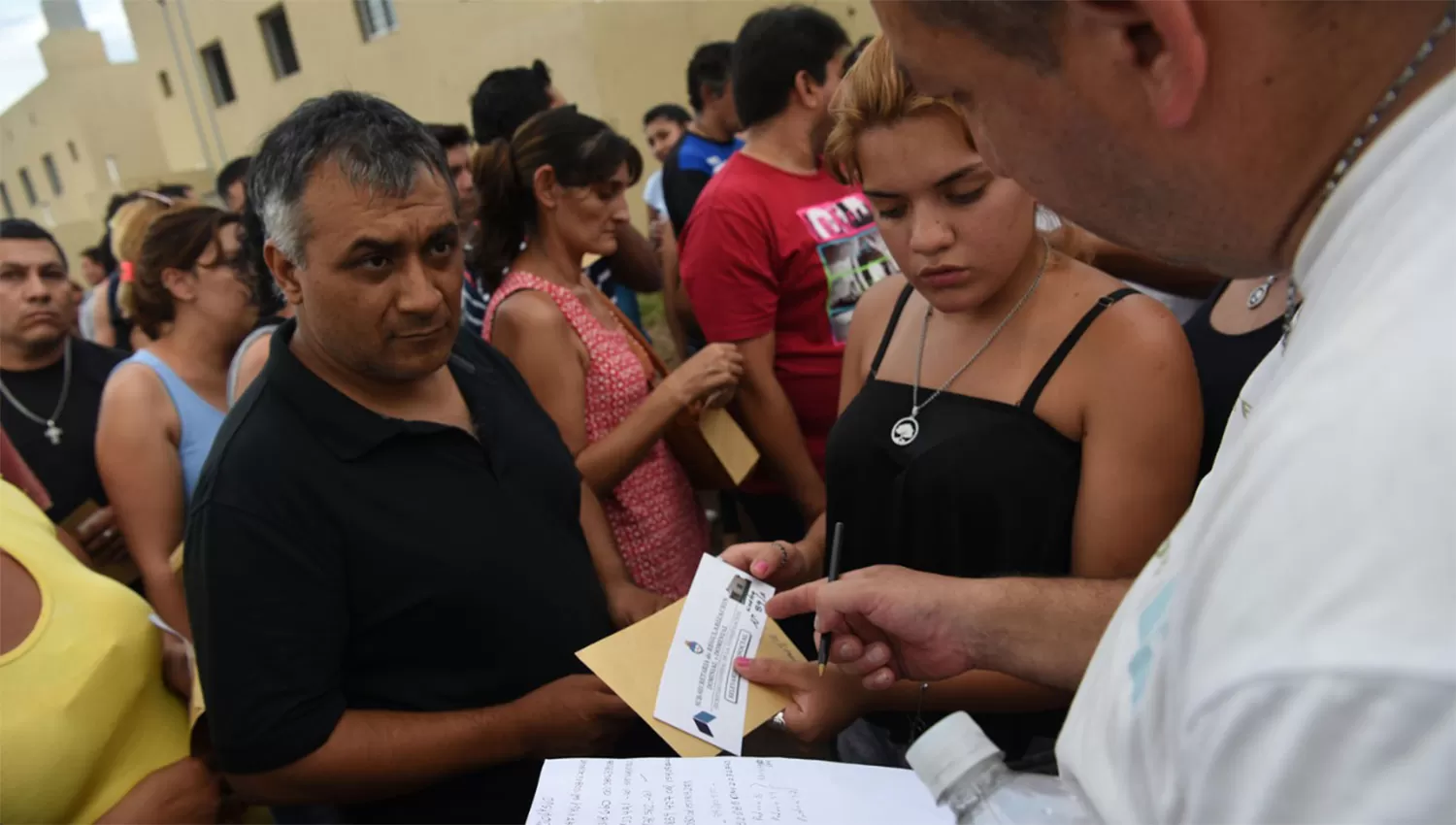 LOMAS DE TAFÍ. Quienes pagaron los anticipos a los falsos gestores cotejan los supuestos recibos del operatorio. FOTO LA GACETA/DIEGO ARÁOZ.