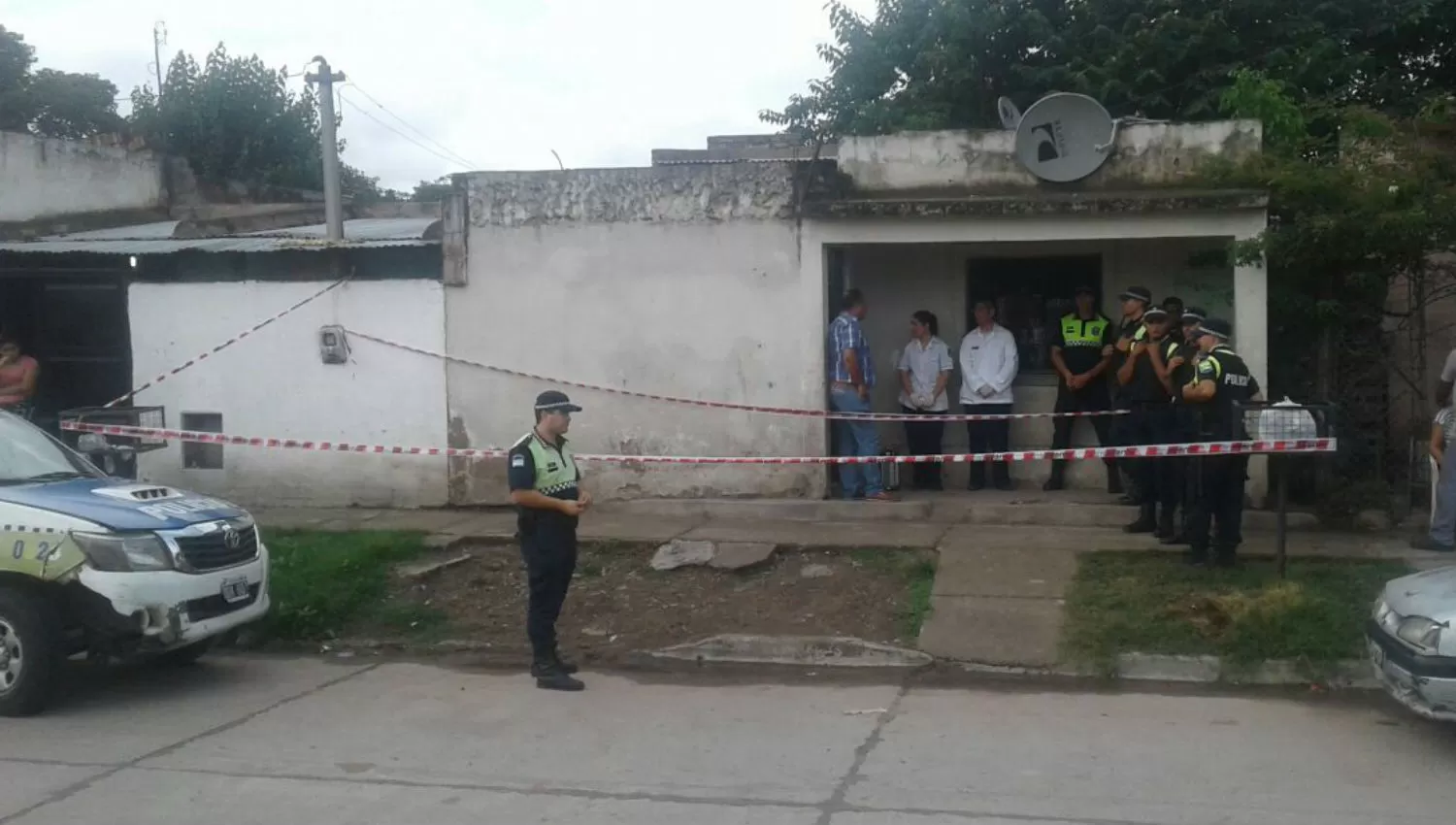 EN EL LUGAR. La Policía, en la vivienda donde murió la mujer. LA GACETA / FOTO DE FRANCO VERA