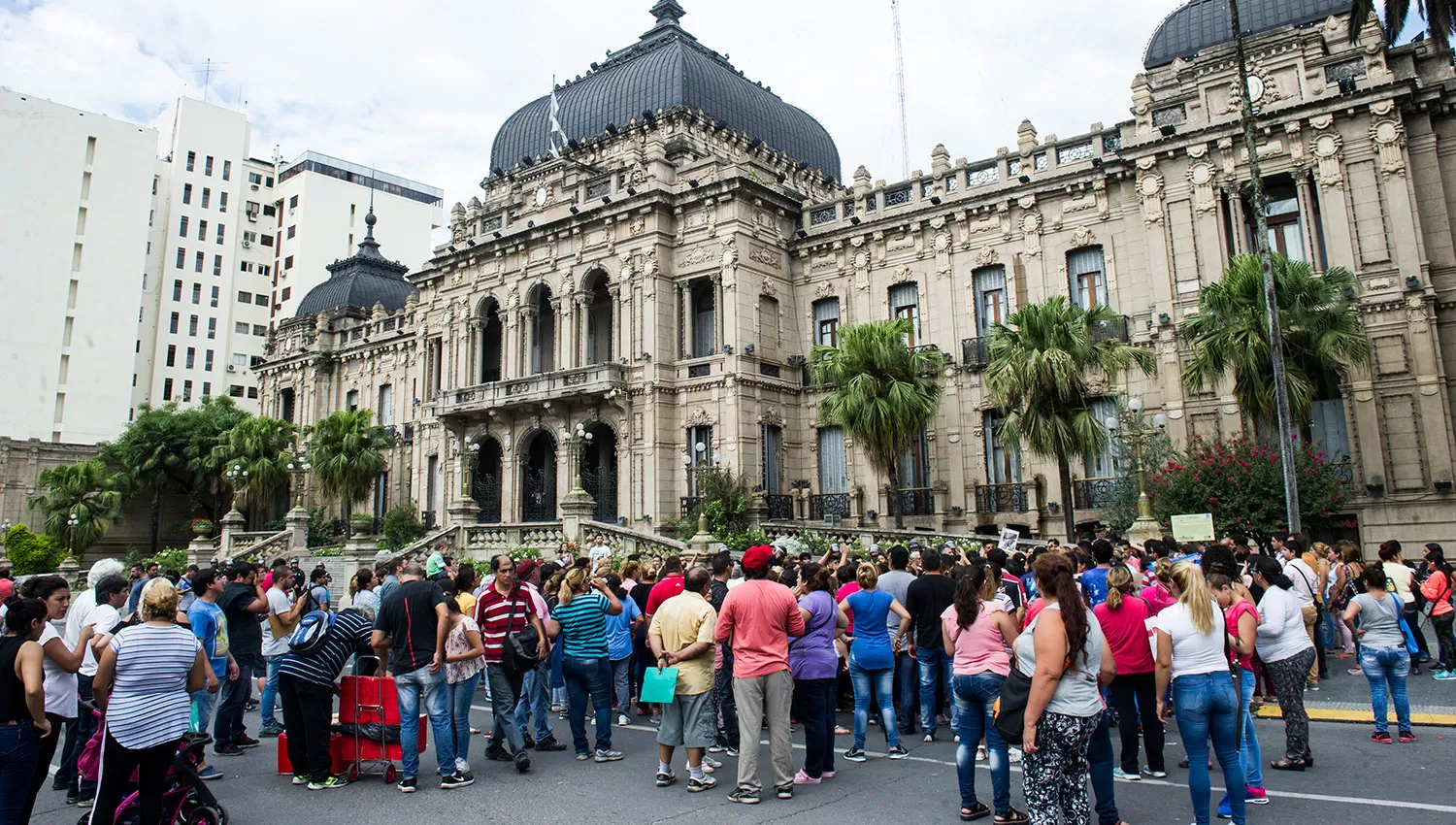 Fueron decenas las familias que protestaron hoy frente a la Casa de Gobierno. LA GACETA/FOTO DE JORGE OLMOS SGROSSO