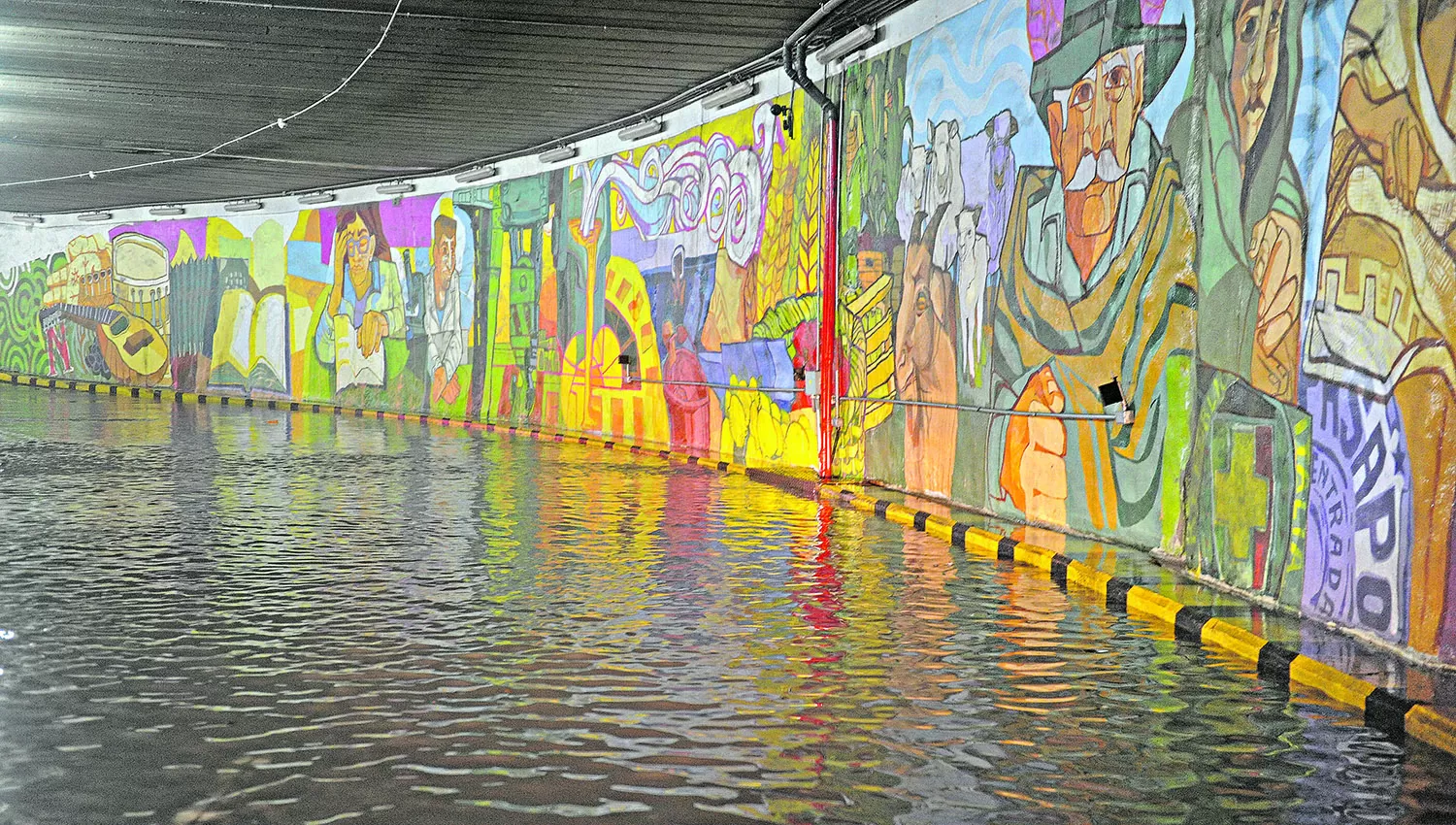 INUNDADOS. Apenas se desató la tormenta, el municipio dispuso la interrupción del tránsito en los túneles de las calles Córdoba y Mendoza. LA GACETA / ANTONIO FERRONI