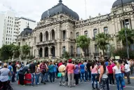 Nos dijeron que Manzur nos iba a recibir pero no fue a Casa de Gobierno, aseguran los afectados por los “gestores”