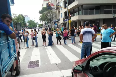 Afectados por falsos gestores del IPV cortaron el tránsito en 24 de Septiembre y 25 de Mayo