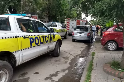 Un plomero murió electrocutado mientras trabajaba en el techo de una casa