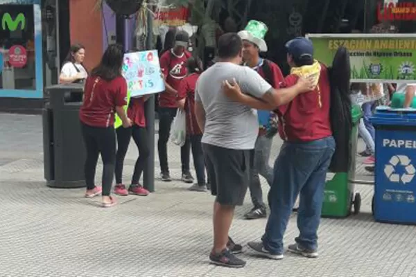 Un grupo de personas recorrió la peatonal ofreciendo abrazos gratis