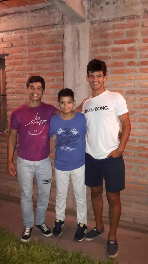 HERMANOS. Ivo, junto con Mateo y Paulo. Son tal para cual.  