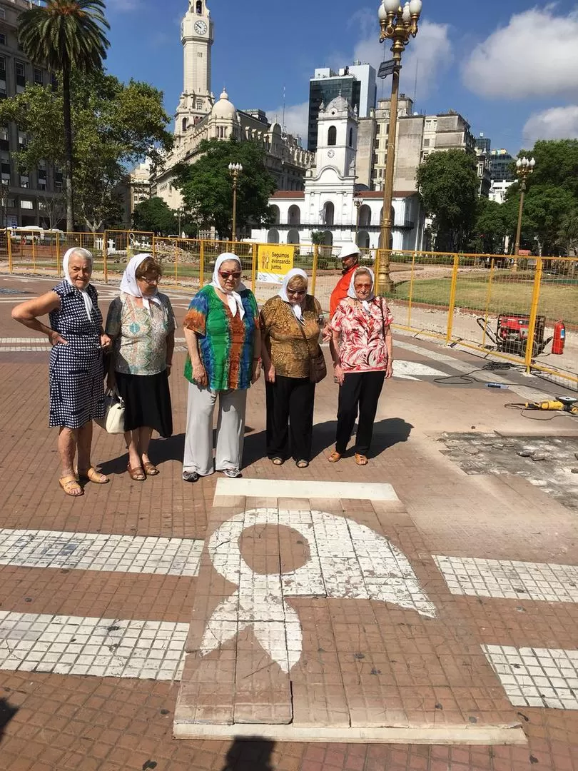 IMPOTENCIA. Bonafini y otras referentes de Madres de Plaza de Mayo observan las baldosas levantadas. prensa Asociación Madres de Plaza de Mayo