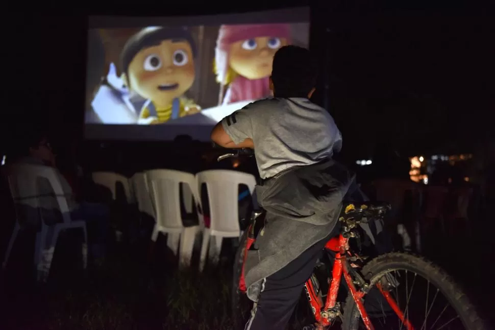 ENTRADA GRATIS. La película se puede ver desde el auto, sentados en sillas y, por qué no, desde la bici. la gaceta / foto de Inés Quinteros Orio