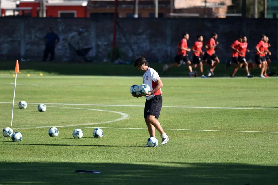 EL DUEÑO DE LA PELOTA. Forestello acomoda los balones durante el entrenamiento en el complejo. La idea general en La Ciudadela es ir con todo por el ascenso. la gaceta / Ifoto de ines Quinteros Orio