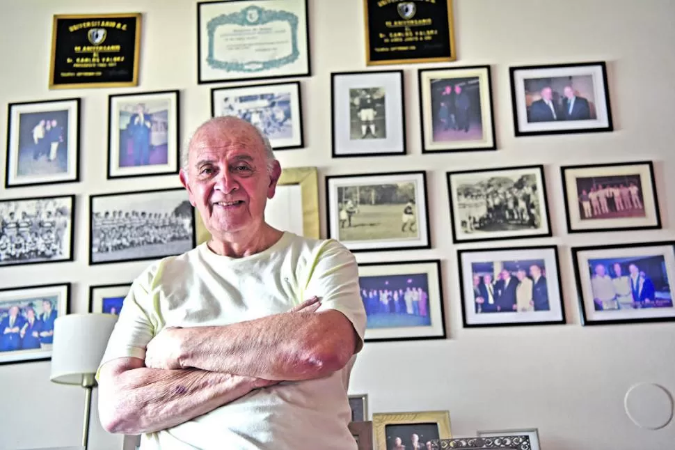 ARCHIVO. “Cacho” tiene historias como para una enciclopedia de varios tomos. Algunas están enmarcadas en su casa. la gaceta / foto de inés quinteros orio