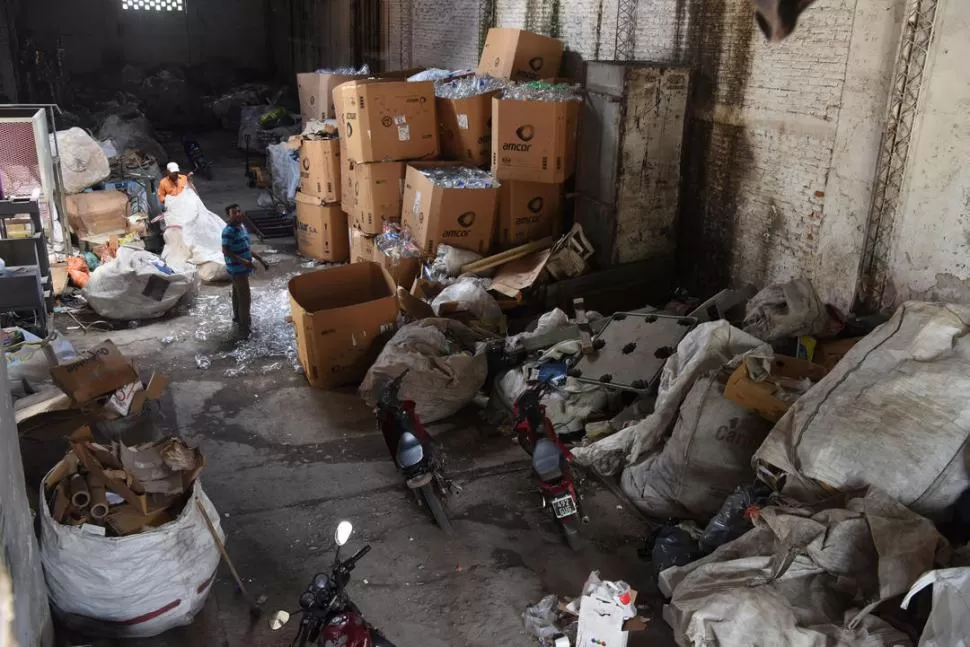 EN EL GALPÓN. Los residuos reciclables esperan la energía eléctrica para pasar por el proceso de acople y venta.  la gaceta / fotos de diego aráoz