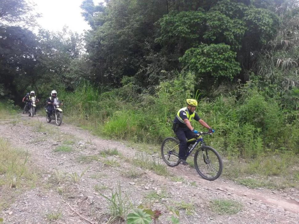 VIGILANCIA. Un bicipolicía y agentes en motos recorren parte del circuito.  