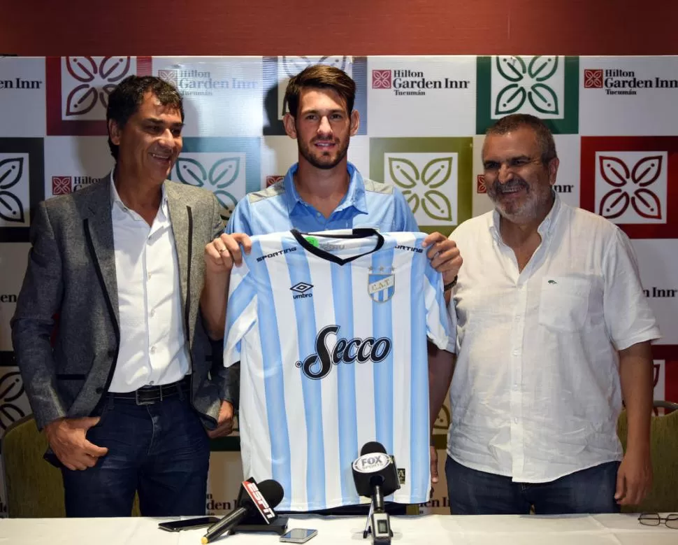 EL PRIMERO. Augusto Batalla, que posa con la camiseta, inauguró la llegada de los refuerzos para Atlético, allá por Reyes. la gaceta / foto de diego aráoz