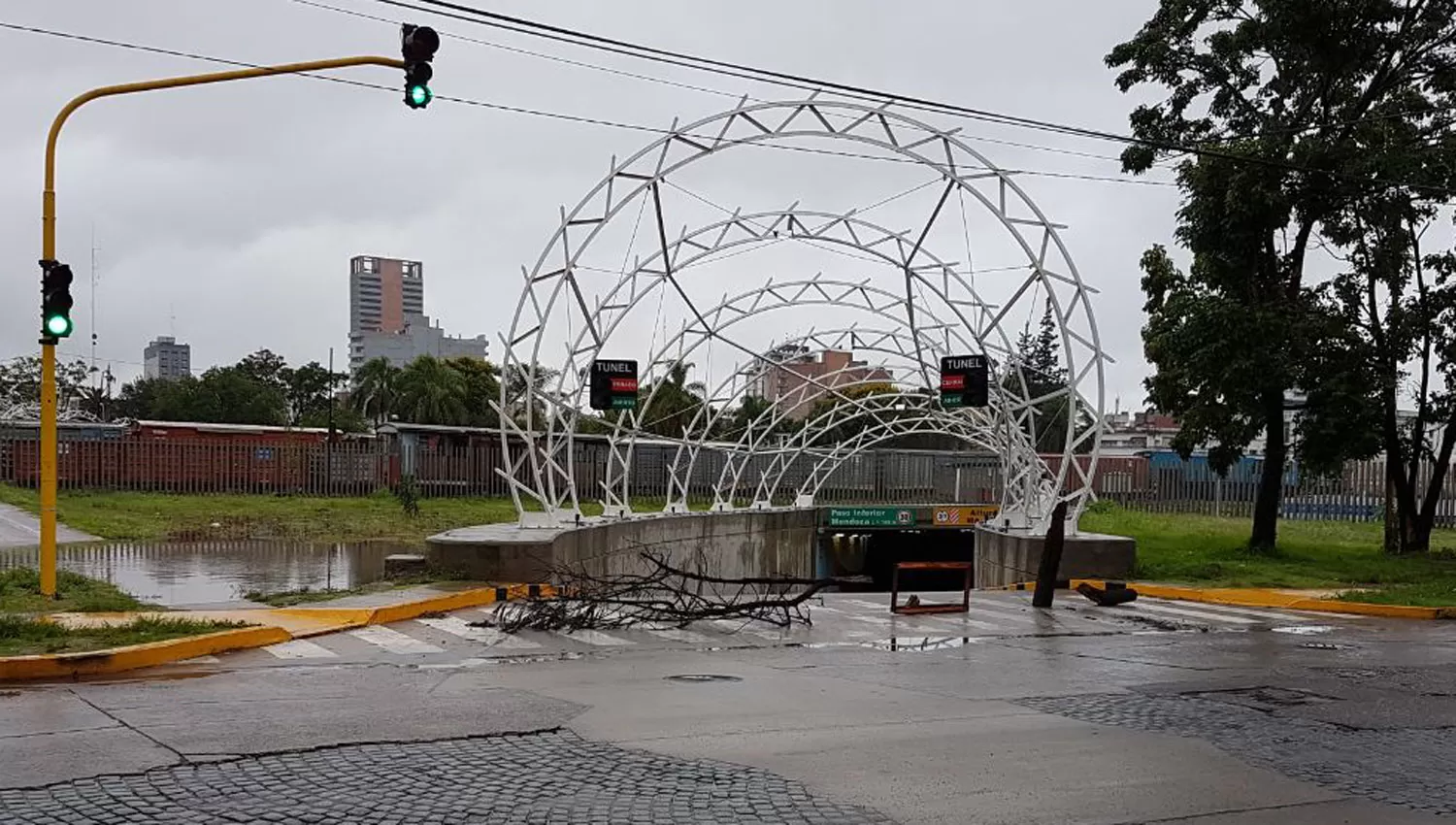 RAMAS EN EL TÚNEL. Con estos objetos impiden el tránsito por el túnel de la Mendoza. LA GACETA / EDU RUIZ