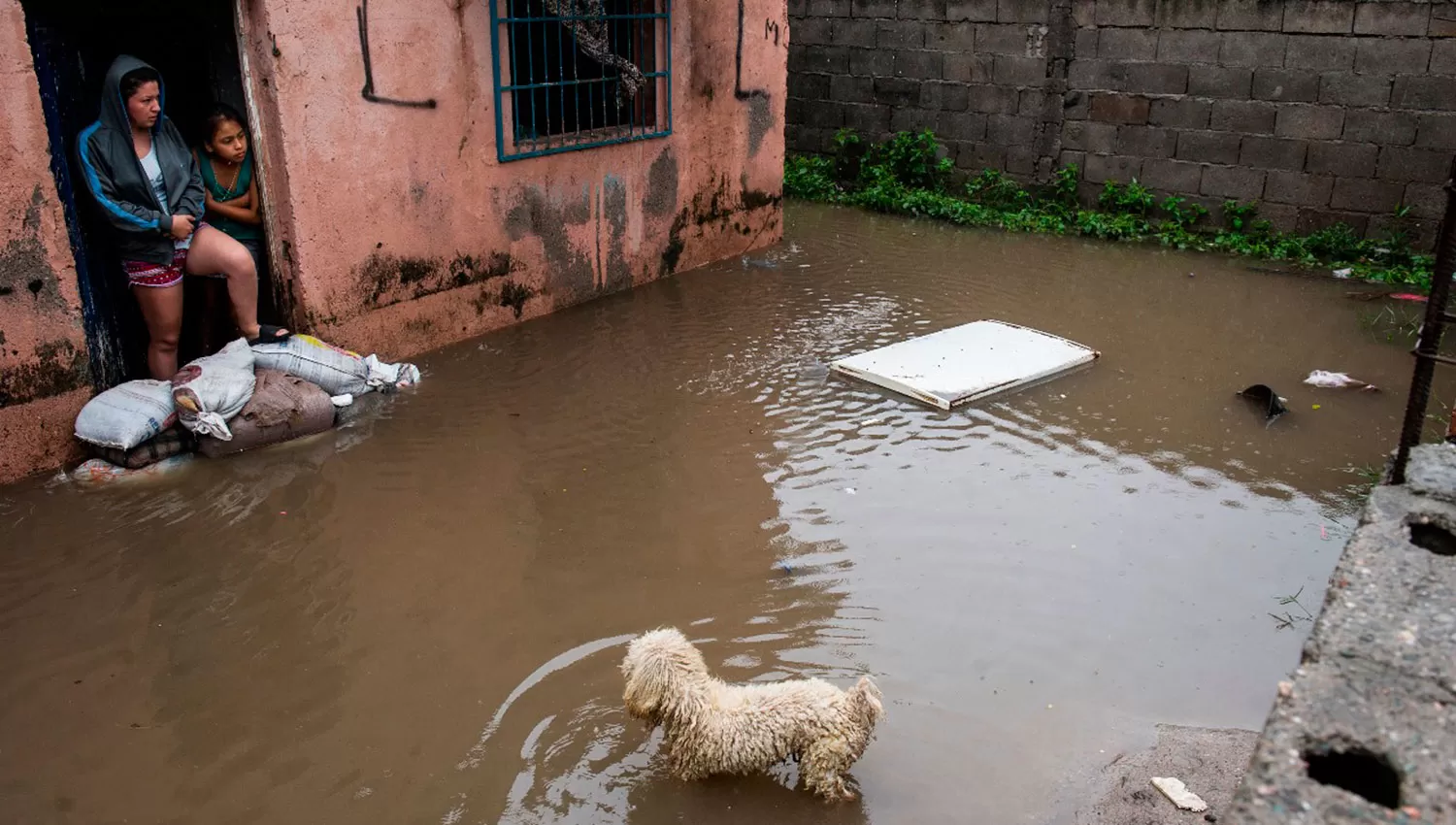 Las casas del barrio Alejandro Heredia quedaron tapadas de agua y barro. LA GACETA/FOTO DE JORGE OLMOS SGROSSO