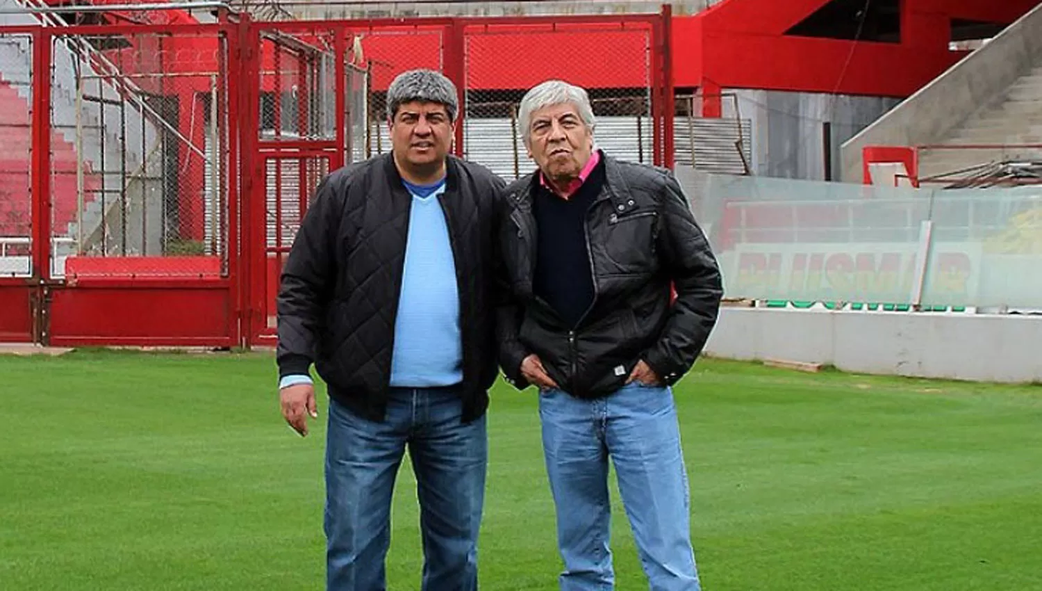 EN LA CANCHA DE INDEPENDIENTE. Pablo y Hugo Moyano. FOTO TOMADA DE LA CALDERA DEL DIABLO