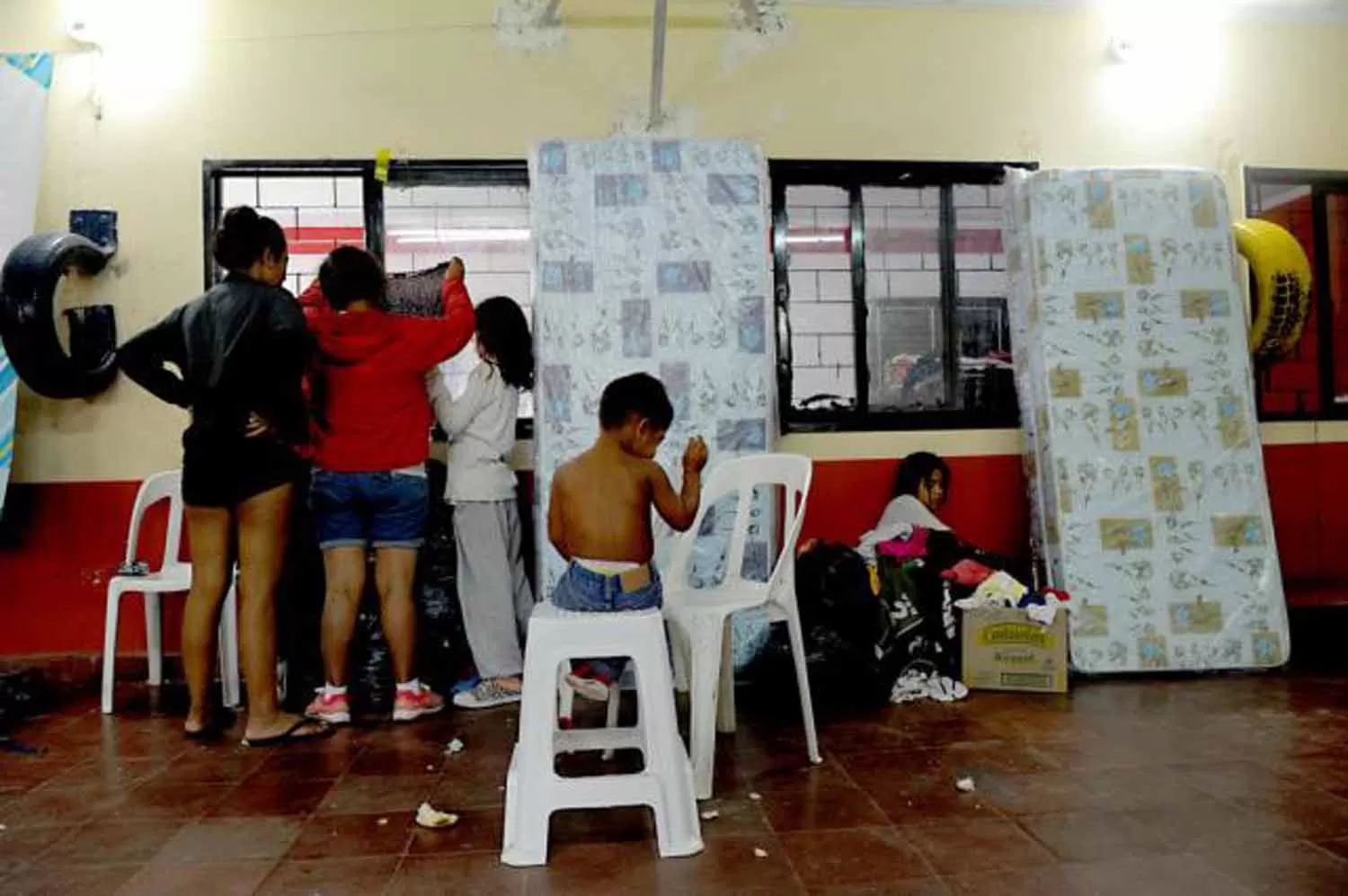 Subió a sus hijos a la mesa para que no corran peligro