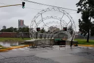 Por la tormenta, el túnel de la Mendoza quedó intransitable y pusieron ramas para que los autos no entren