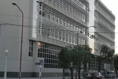 Descubrió a su mujer chateando con el ex, le pegó, la desnudó y la abandonó en la calle