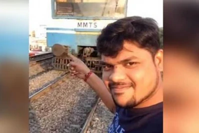 Video: intentaba sacarse una selfie y un tren se lo llevó puesto