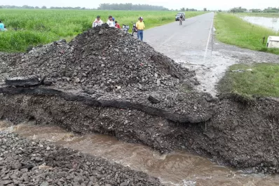 Rompen la ruta en Ranchillos para que escurra el agua que inunda las casas
