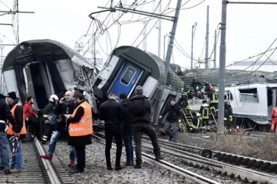 Tres muertos y 100 heridos en un accidente de tren en Italia