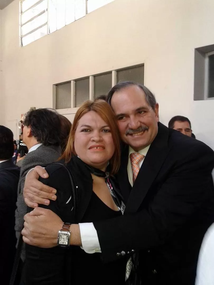 CON UN SENADOR. Alzogaray subió una foto con Alperovich. El oficialista negó conocerla y pidió que actúe la Justicia.  