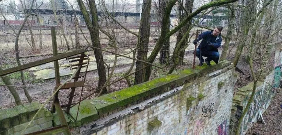 REDESCUBIERTA. La muralla está asegurada con vigas y alambres de púas. welt.de