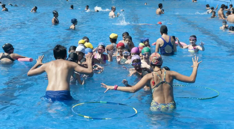 COMO DEBE SER. Un adulto que cuida de los niños, gorros y antiparras son algunas de las medidas para prevenir accidentes y enfermedades. la gaceta / foto de florencia zurita (archivo)