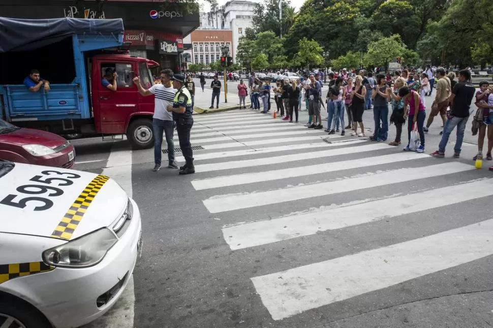 CORTES. Bloquearon la circulación en 24 de Septiembre y 25 de Mayo. la gaceta / FOTO DE JORGE OLMOS SGROSSO