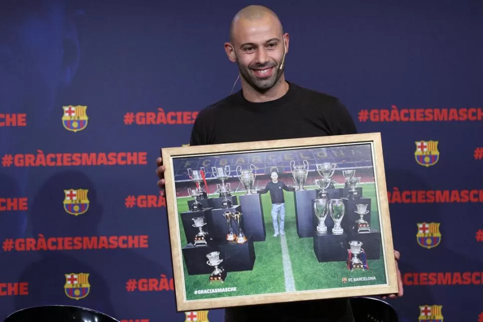 EMOTIVO. Mascherano recibió el afecto de sus hoy ex compañeros “culés”. reuters 