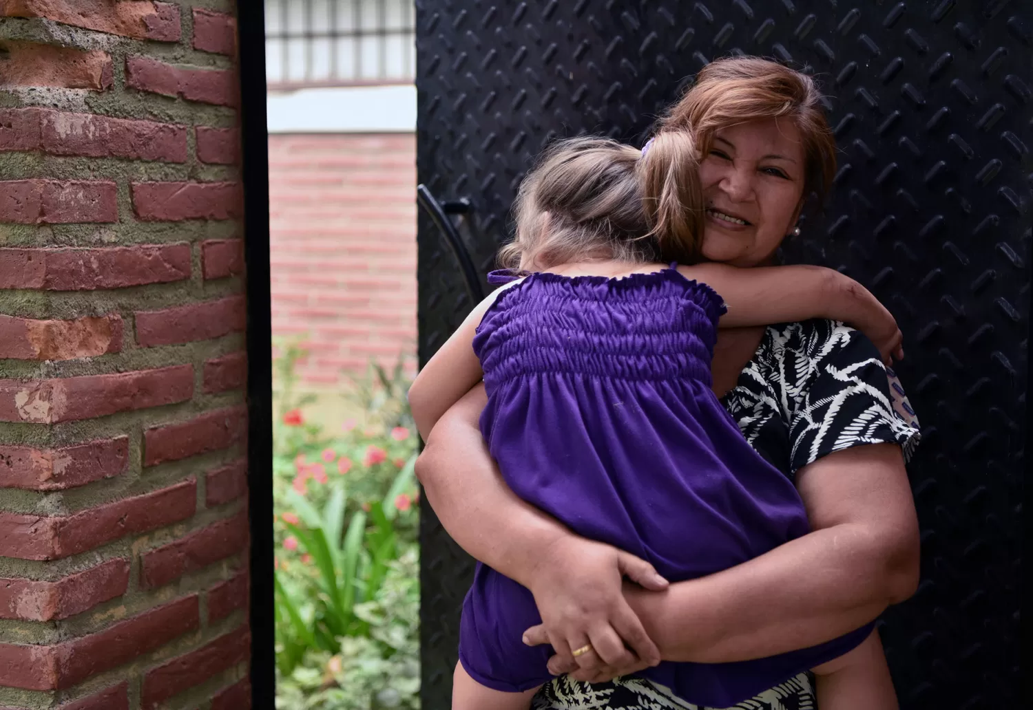Luz Heredia cargando a uno de sus nietos. la gaceta / foto de Inés Quinteros Orio