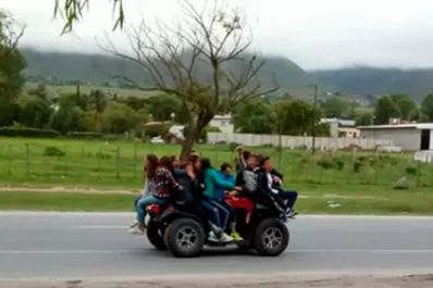 Imprudencia total: más de 10 menores de edad pasearon en un cuatriciclo por Tafí del Valle