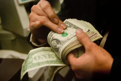 El dólar cerró estable en $ 19,85 para la venta al público pero en la semana subió 56 centavos