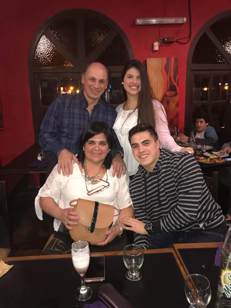 EN FAMILIA. Gonzalo, sus padres Marcelo y Ester, y su hermana Mariana.  