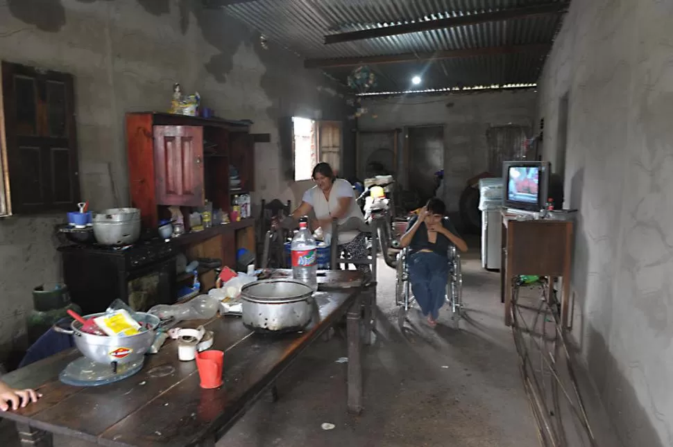 DESESPERADOS. En la casa de Norma Ojeda las paredes aún están marcadas por el agua. Ropa, calzado, camas y muebles quedaron arruinados. la gaceta / fotos de franco vera