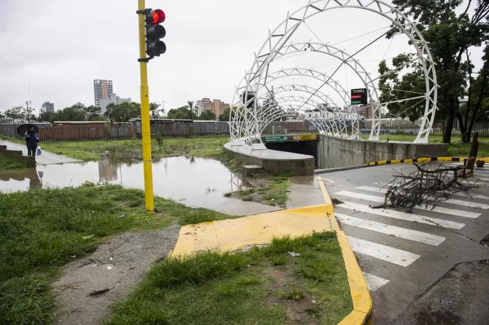 NI AUTOS NI PEATONES. El túnel de la calle Mendoza fue inhabilitado (¡con ramas!) y el puente peatonal estaba inutilizado por un enorme charco. la gaceta / FOTOs DE JORGE OLMOS SGROSSO