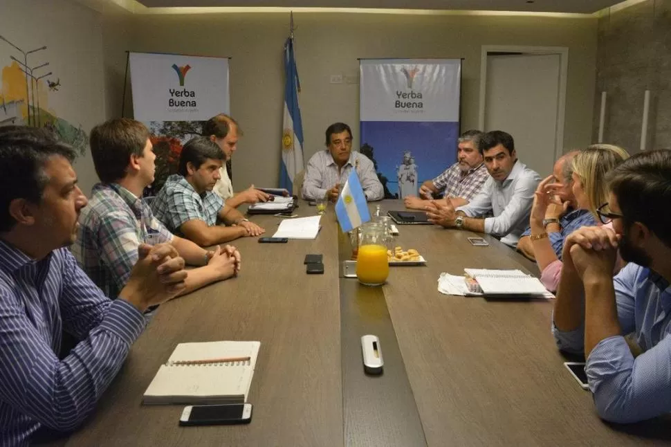 REUNIÓN DE GABINETE. Aguirre (a la cabecera) quedó a cargo de manera interina del Departamento Ejecutivo municipal, por la licencia de Campero. municipalidad de yerba buena