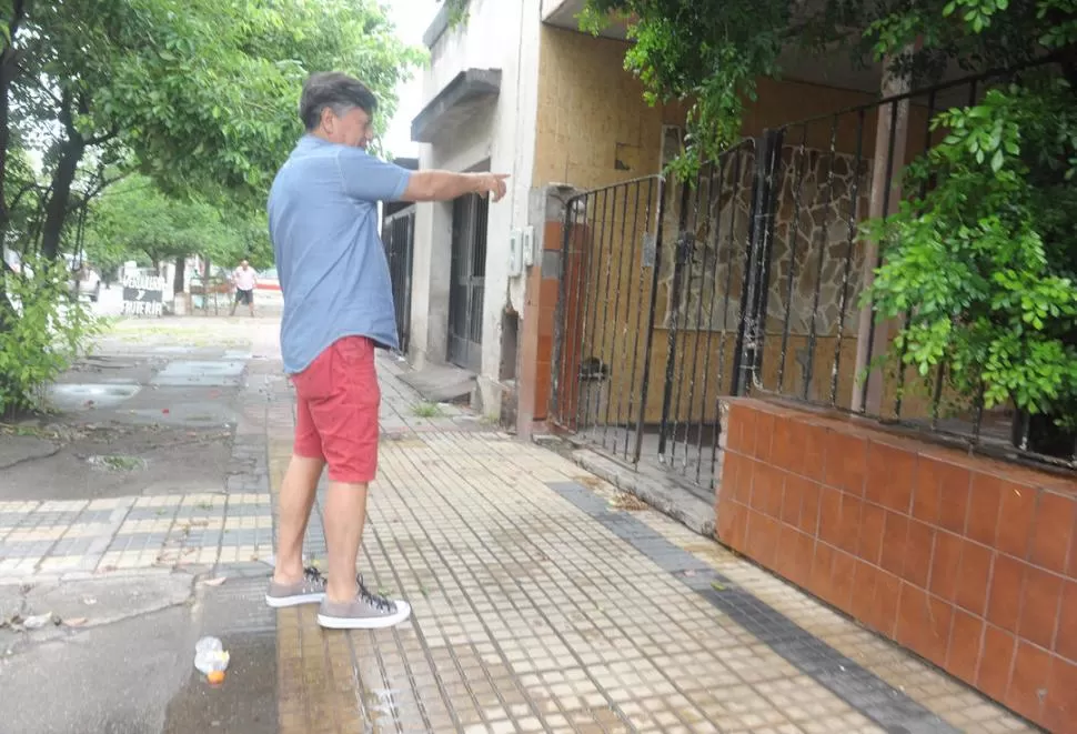 CON TOTAL IMPUNIDAD. Los delincuentes rompieron el candado de la verja y forzaron la puerta principal. la gaceta / foto de antonio ferroni