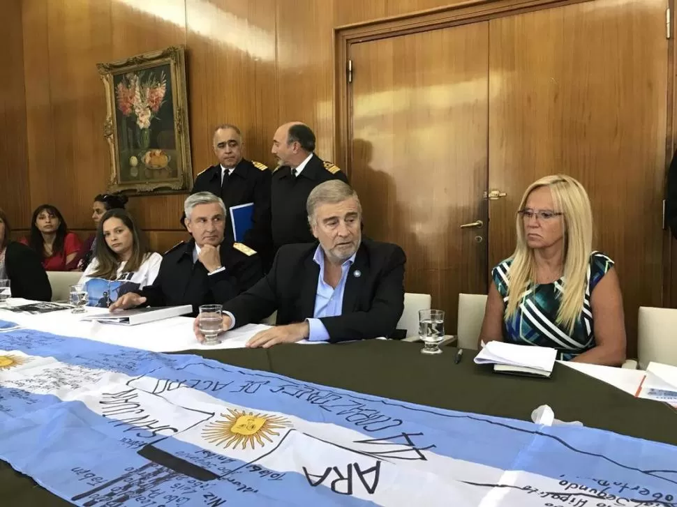 CON FUNCIONARIOS. Familiares de los submarinistas desparecidos recibieron detalles de la búsqueda por parte de Aguad, ministro de Defensa. gentileza victoria morales