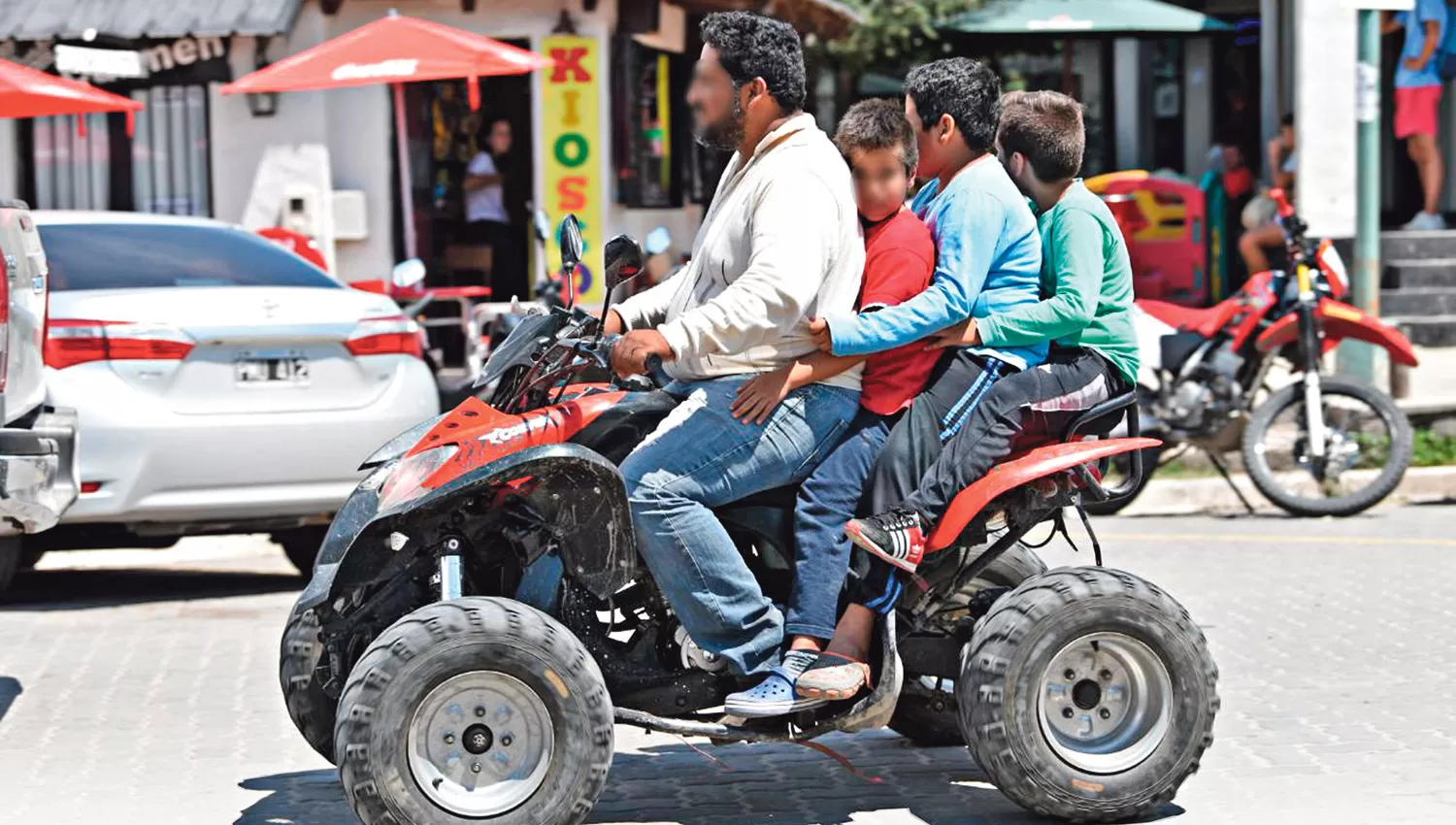 CON TRES NIÑOS A BORDO. La foto fue tomada en pleno centro de la villa. la gaceta / fotos de diego aráoz