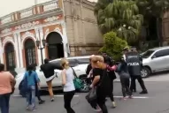 Los estafados por los falsos gestores patearon la camioneta de la Gobernación