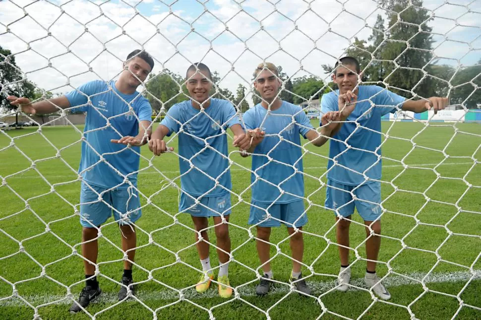 SONRISASPARA LA CÁMARA. Estrada, Ruiz, Gigena y Díaz, apellidos que pueden tener destino de Primera. la gaceta / foto de franco vera 