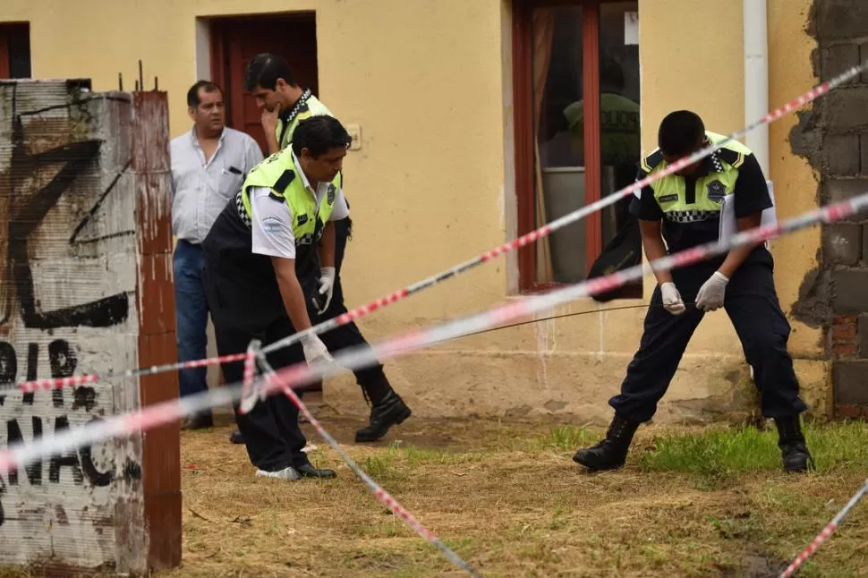 RECOLECCIÓN DE PRUEBAS. El equipo de criminalística de la Policía trabaja en la vivienda de la mujer asesinada. la gaceta / foto de Ines Quinteros Orio