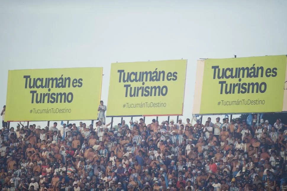 JUNTOS LO POTENCIARON. Miles de hinchas de Atlético observan el partido al tope de la tribuna de calle Laprida y arriba tienen los carteles del Ente. Junto con el equipo, supieron dar a conocer a Tucumán. la gaceta / FOTO DE JORGE OLMOS SGROSSO