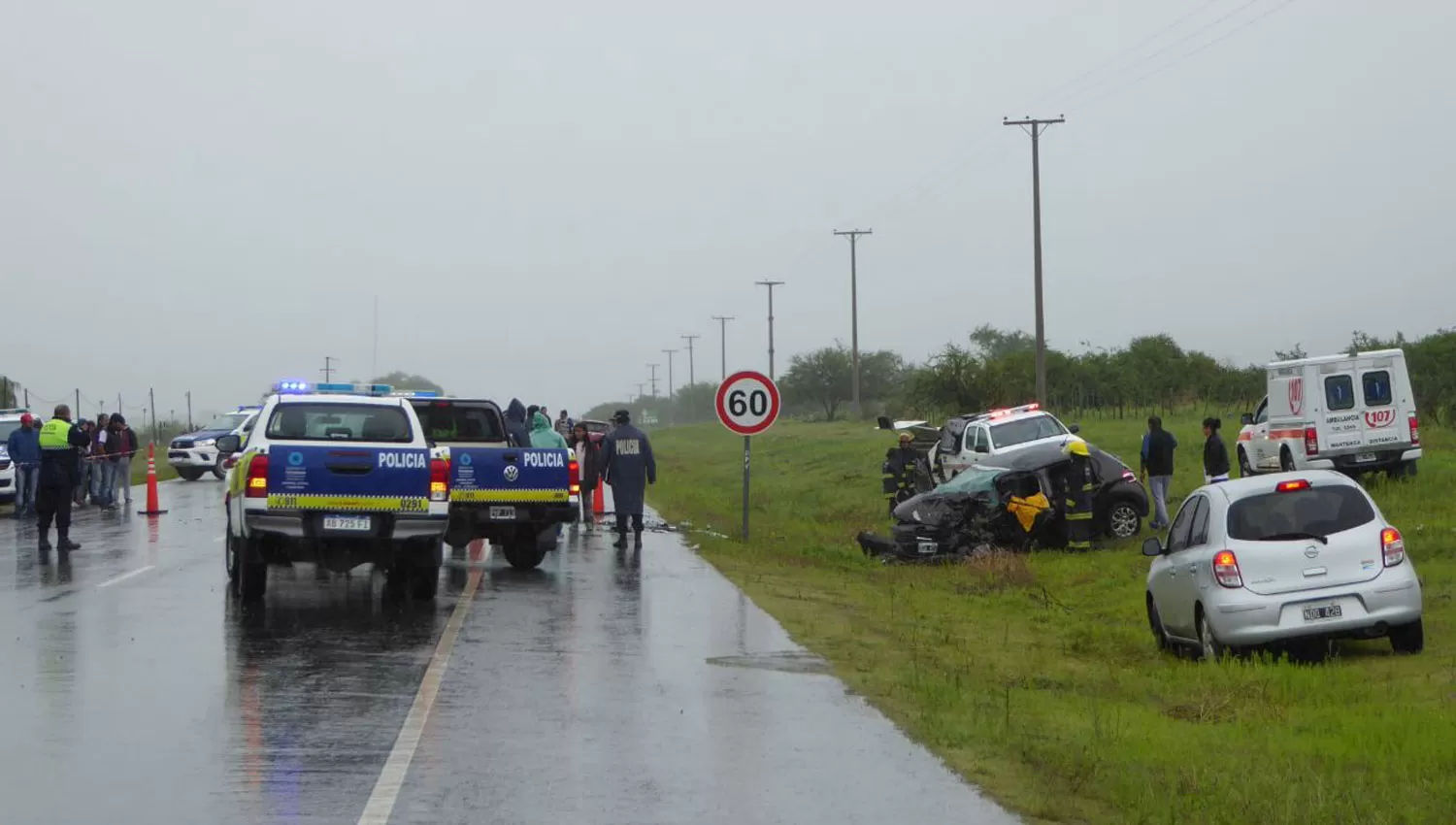 TRAGEDIA. La foto muestra el operativo que se realizó ayer en la ruta 307 luego de accidente que causó tres muertos. LA GACETA / JUAN PABLO SÁNCHEZ NOLI