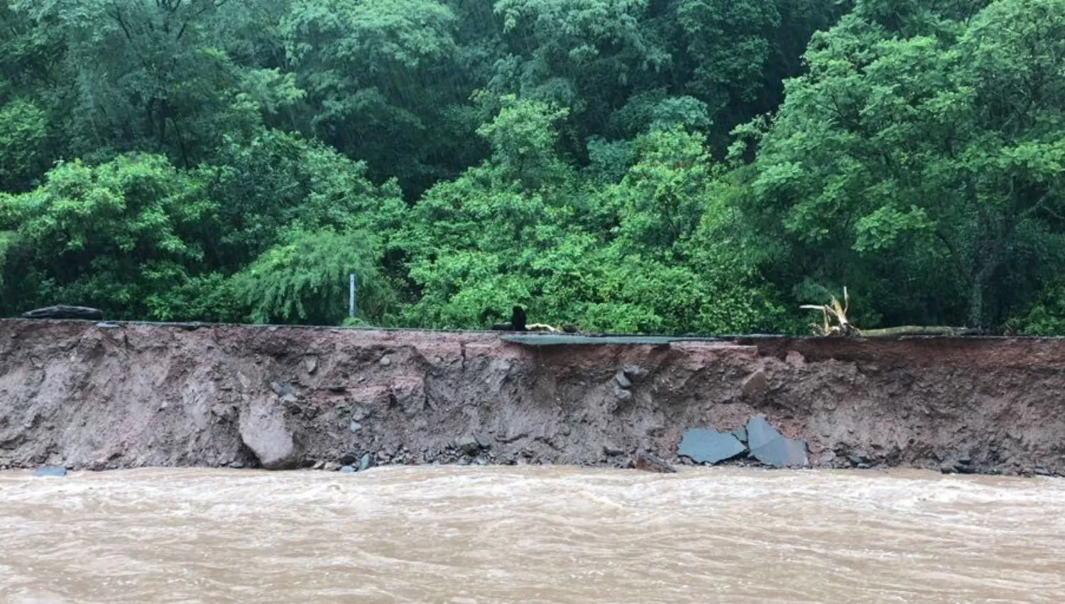 CONSECUENCIAS. El río Loro se comió parte de la ruta 347.
