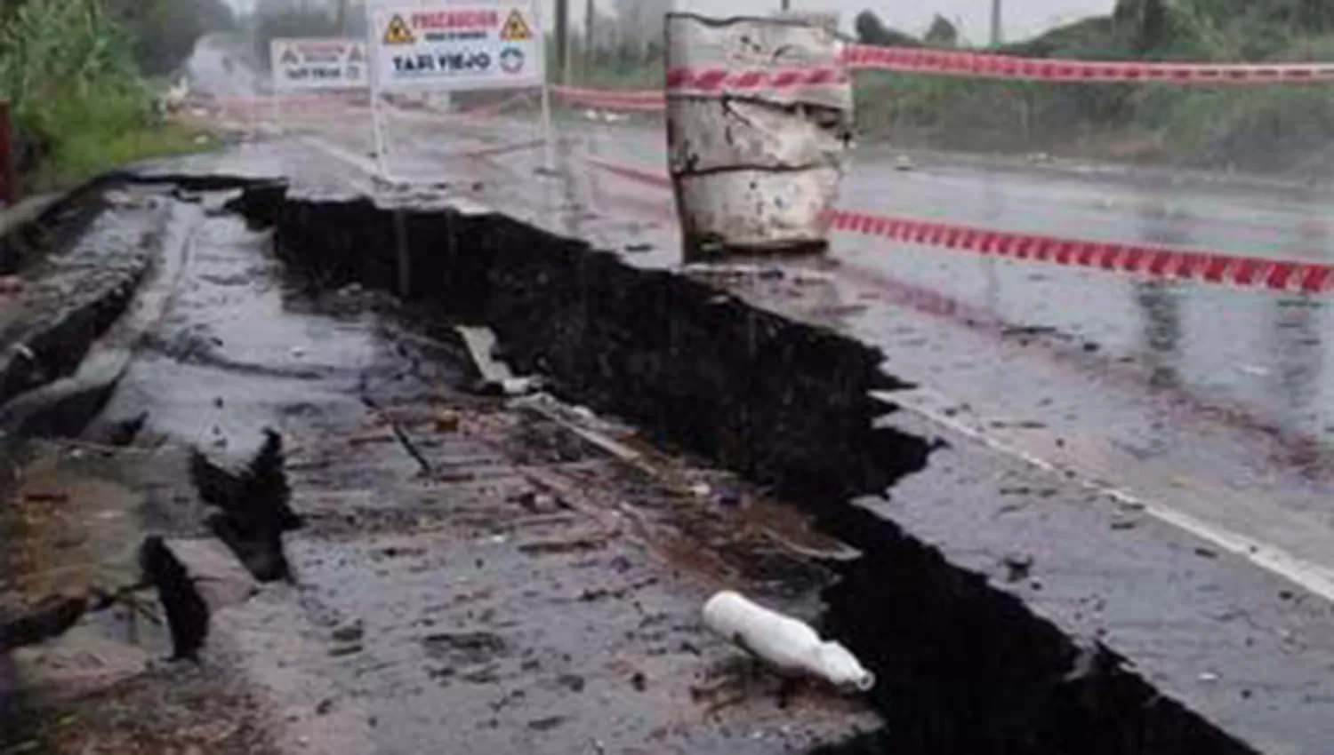 El estado en que quedó la calzada de la avenida Constitución tras las últimas tormentas. FOTO TOMADA DE FACEBOOK